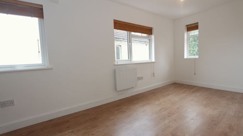 Flat Nether Street in Greater London