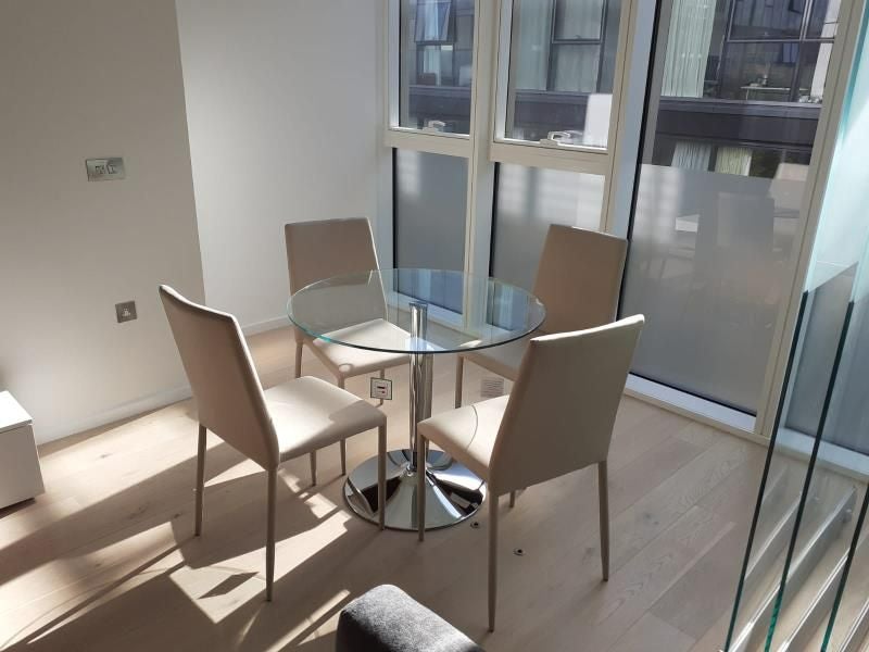 Flat Waterson Street in Greater London