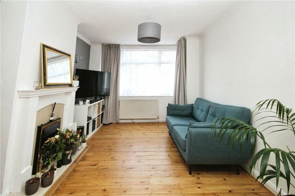 Room Hambrook Road in Greater London
