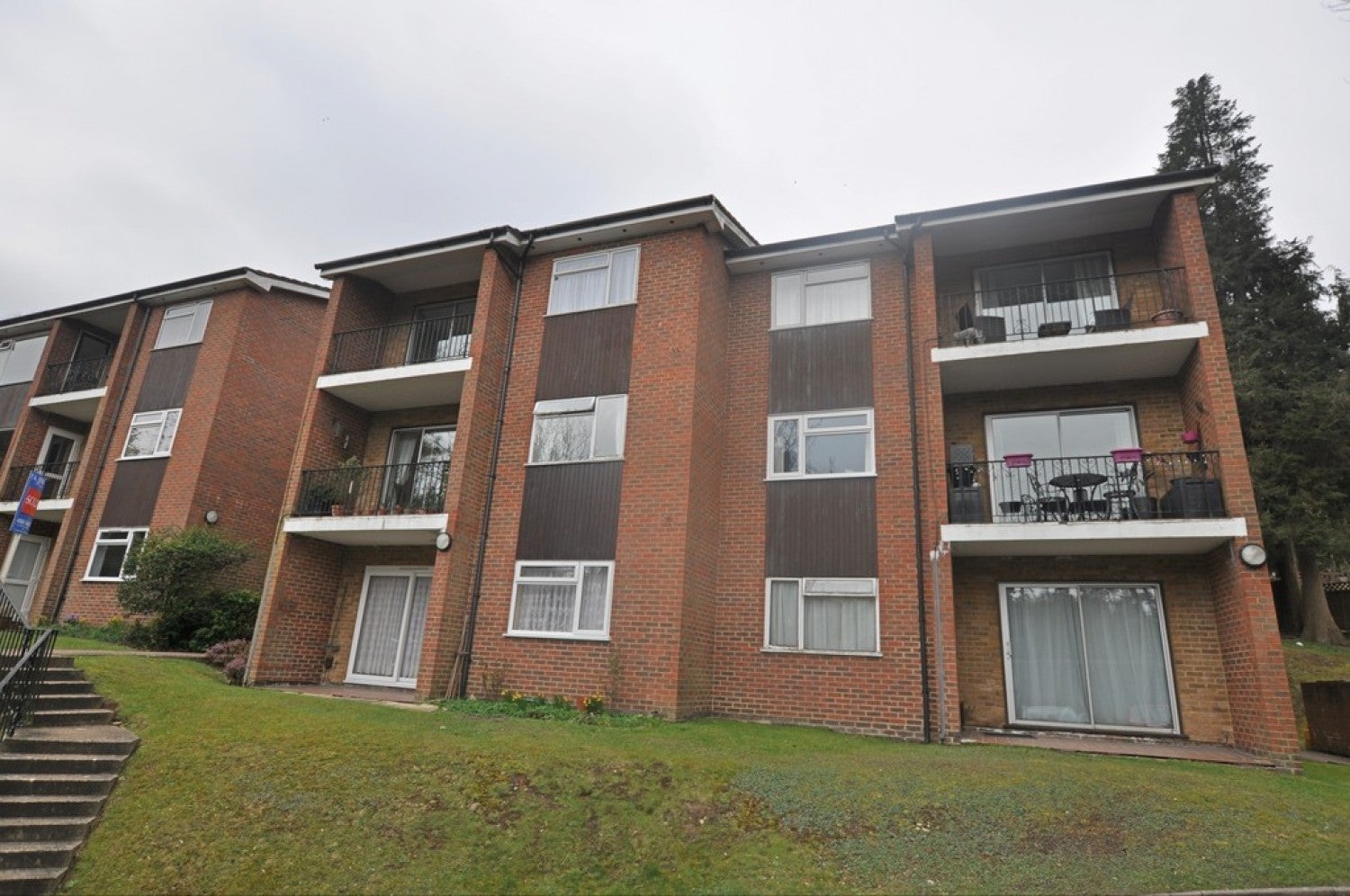 Flat Dunedin Drive in Caterham Valley