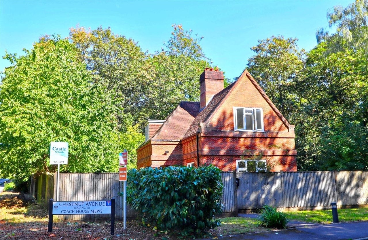 House Chestnut Avenue in Walton-on-Thames