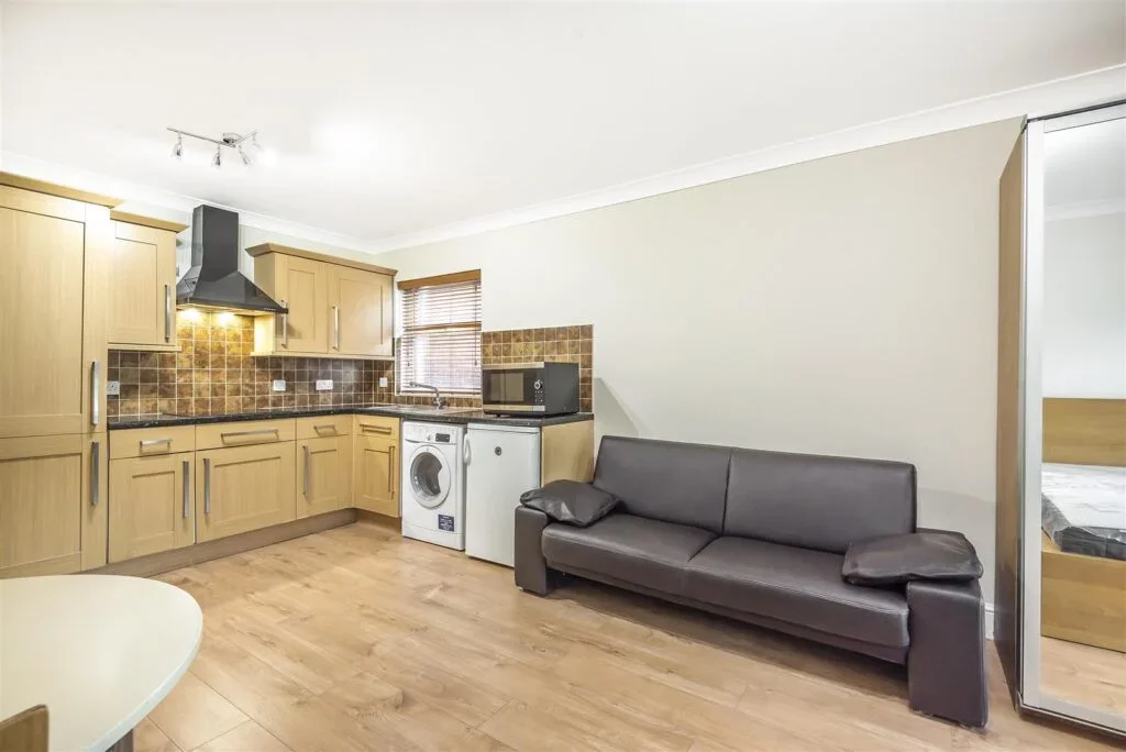 Flat Overton Road in Greater London