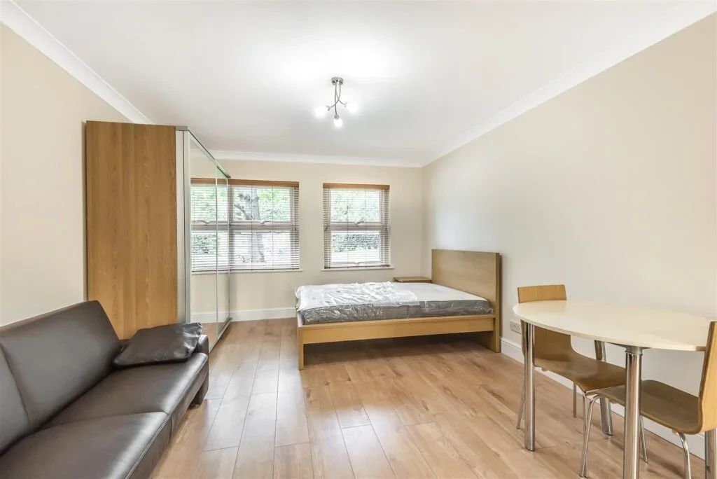 Flat Overton Road in Greater London