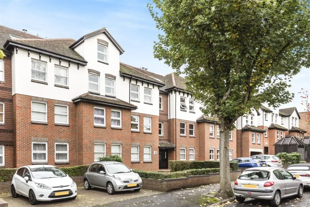 Flat Overton Road in Greater London