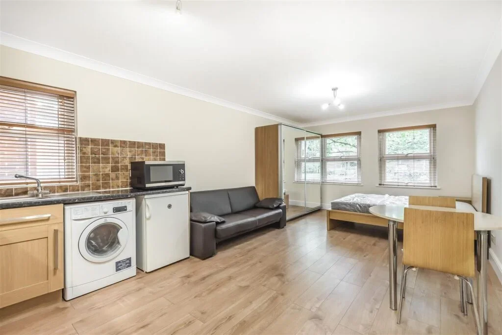 Flat Overton Road in Greater London