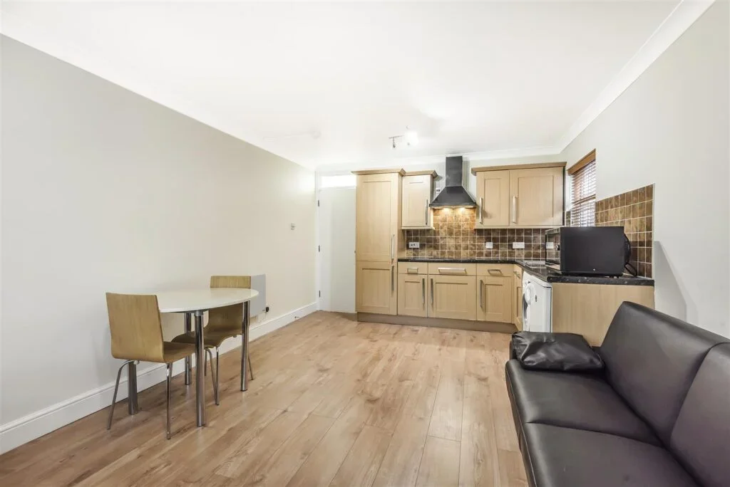 Flat Overton Road in Greater London