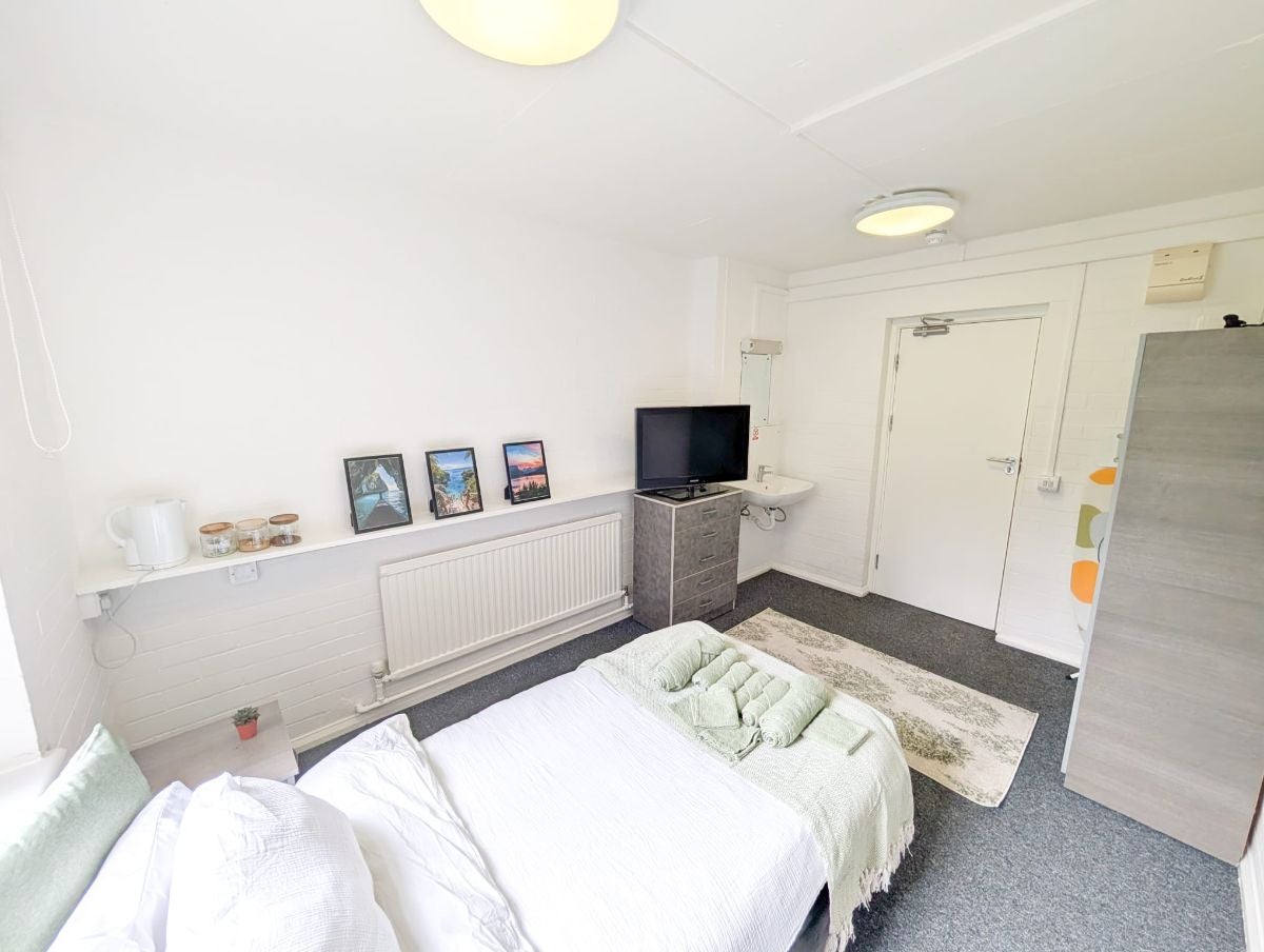 Room Daisy Bank Road in Manchester