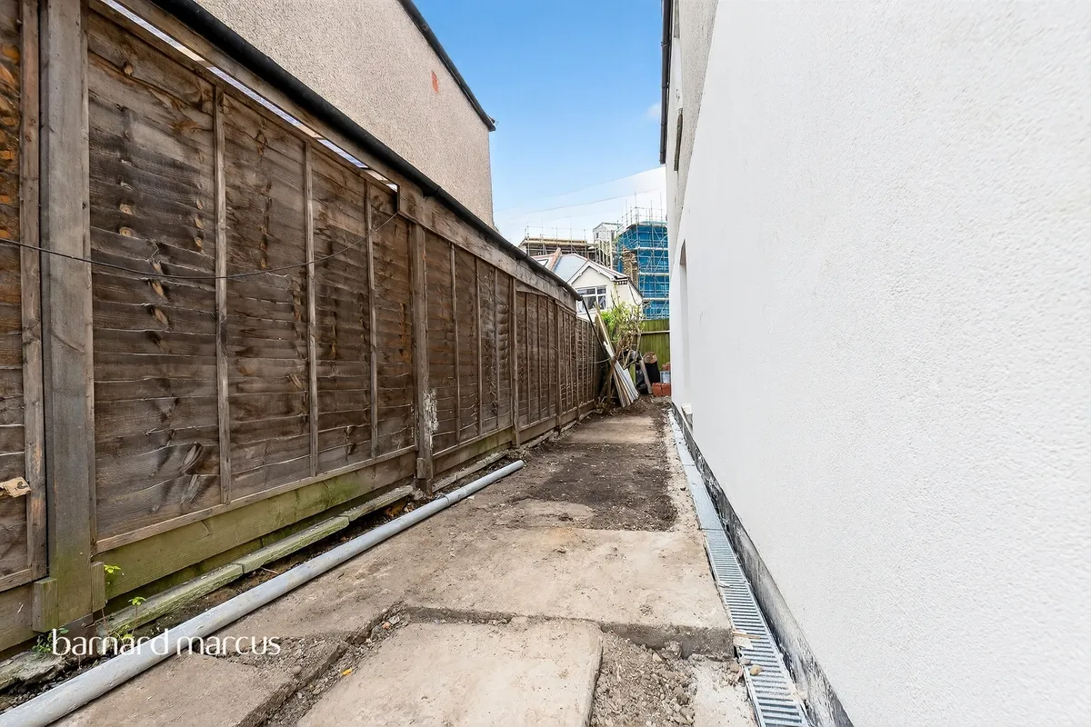Flat Seely Road in Greater London
