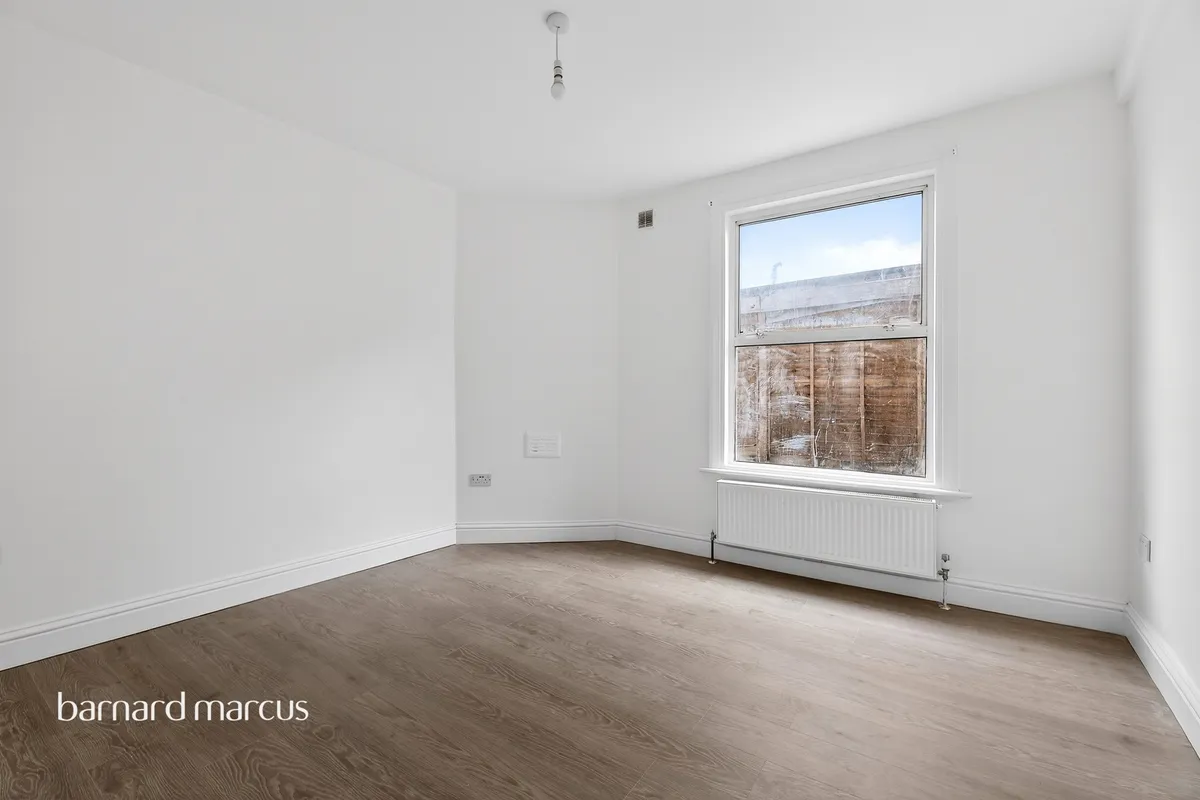 Flat Seely Road in Greater London