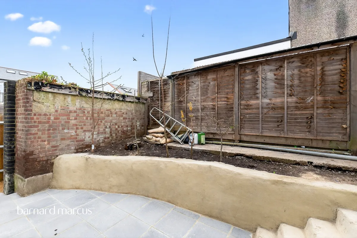 Flat Seely Road in Greater London