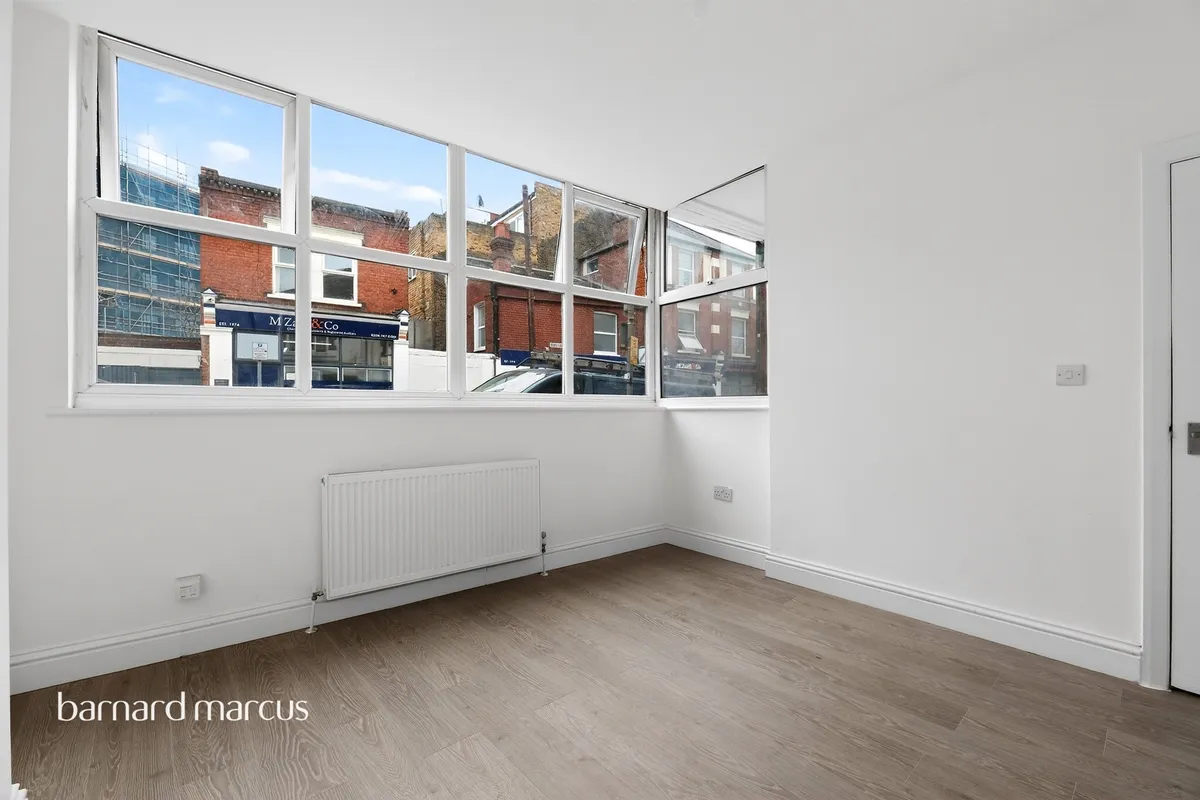 Flat Seely Road in Greater London