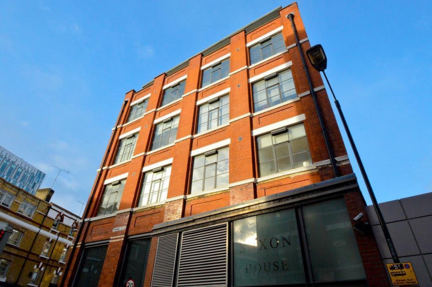 Flat Thrawl Street in Greater London