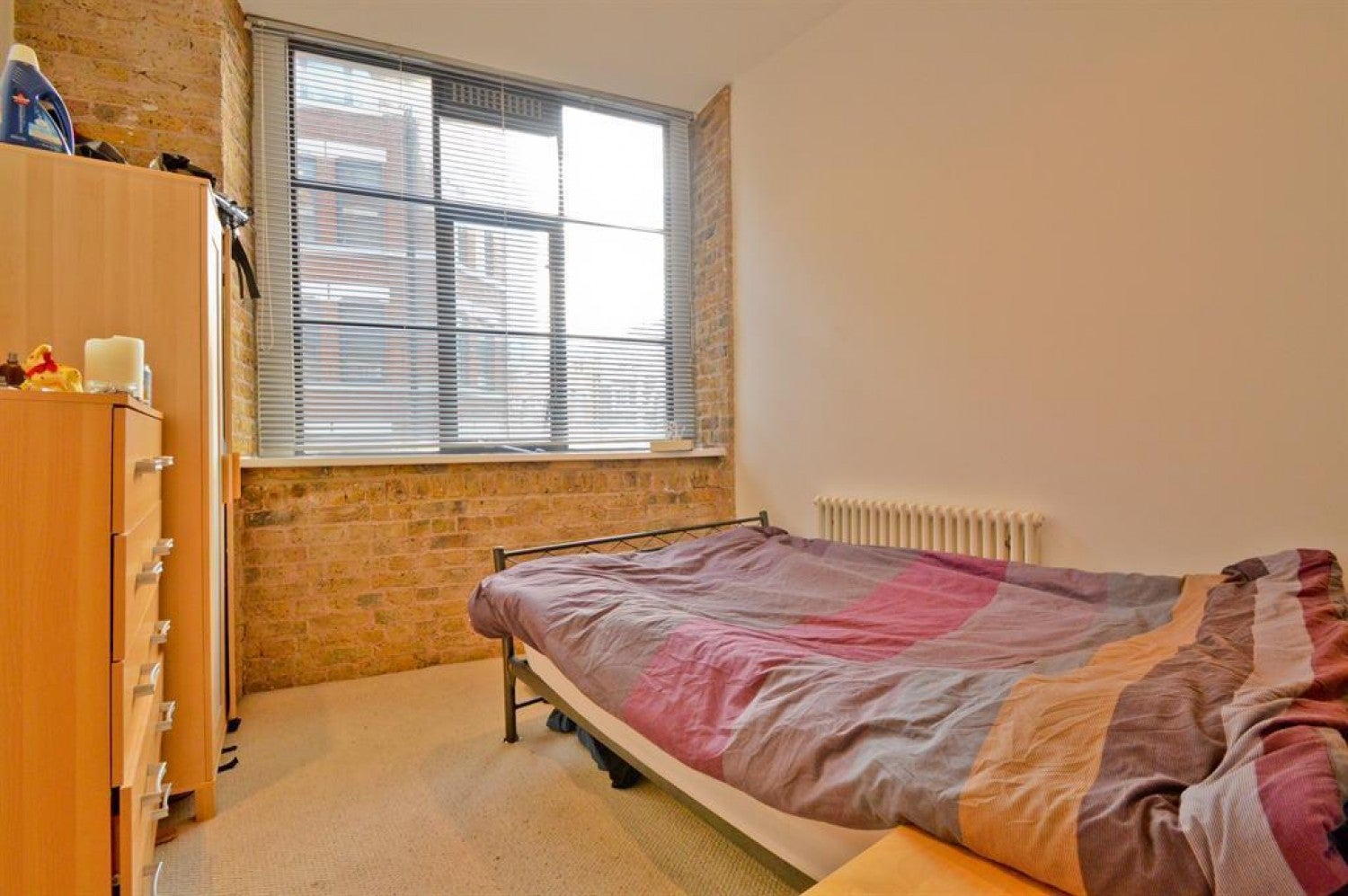 Flat Thrawl Street in Greater London