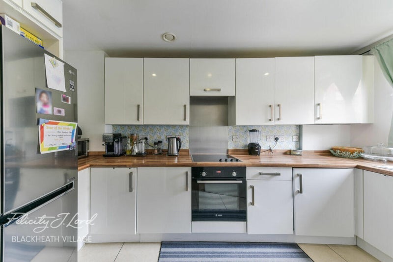Room Boyd Way in Greater London