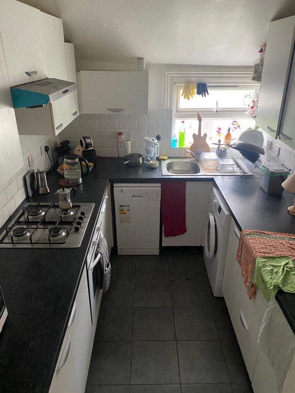 Room Coverton Road in Greater London