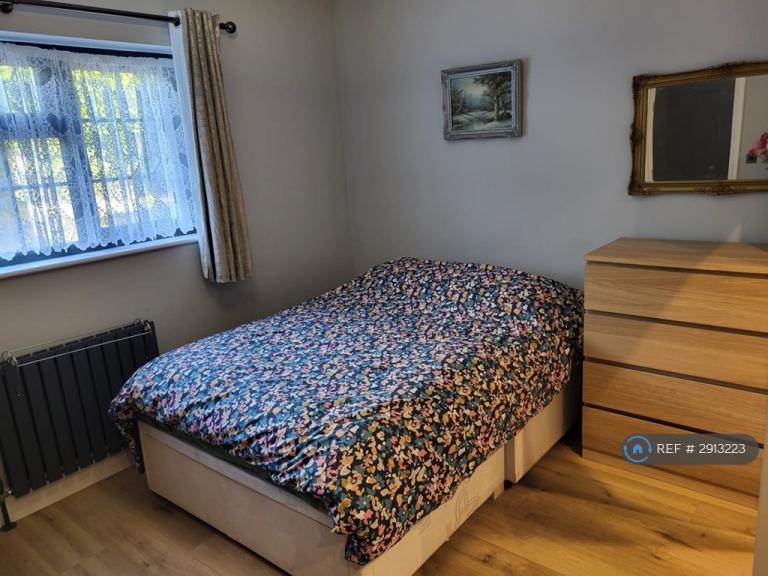 Room The Woodlands in Greater London