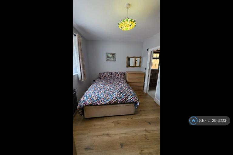 Room The Woodlands in Greater London