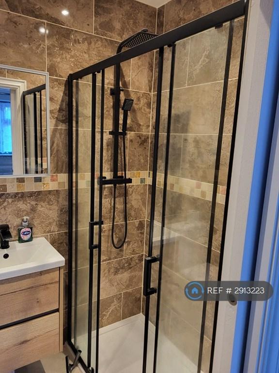 Room The Woodlands in Greater London