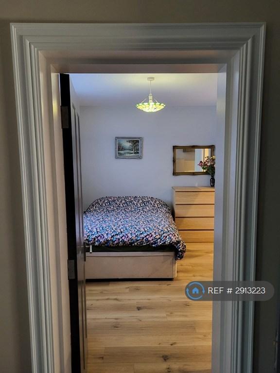 Room The Woodlands in Greater London