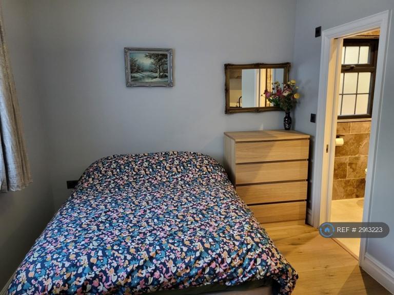 Room The Woodlands in Greater London
