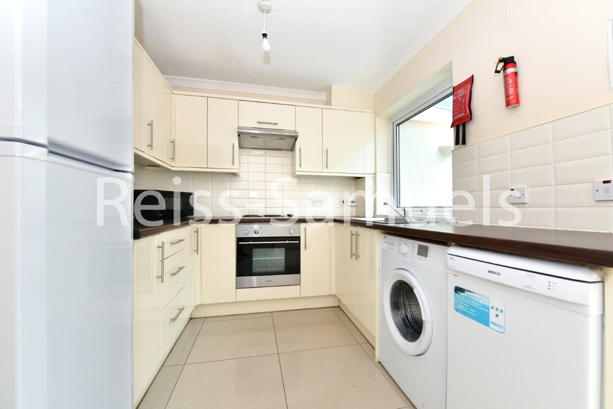 House Barnfield Place in Greater London