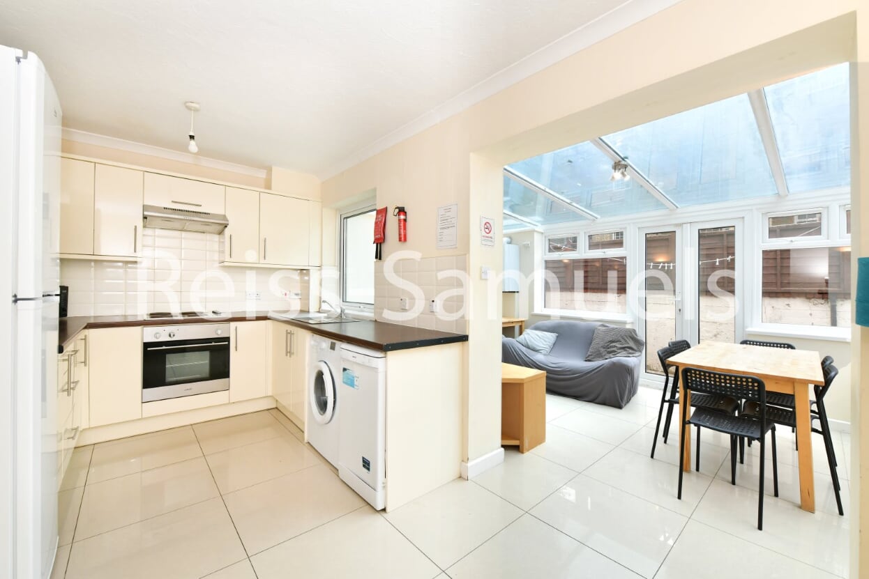 House Barnfield Place in Greater London