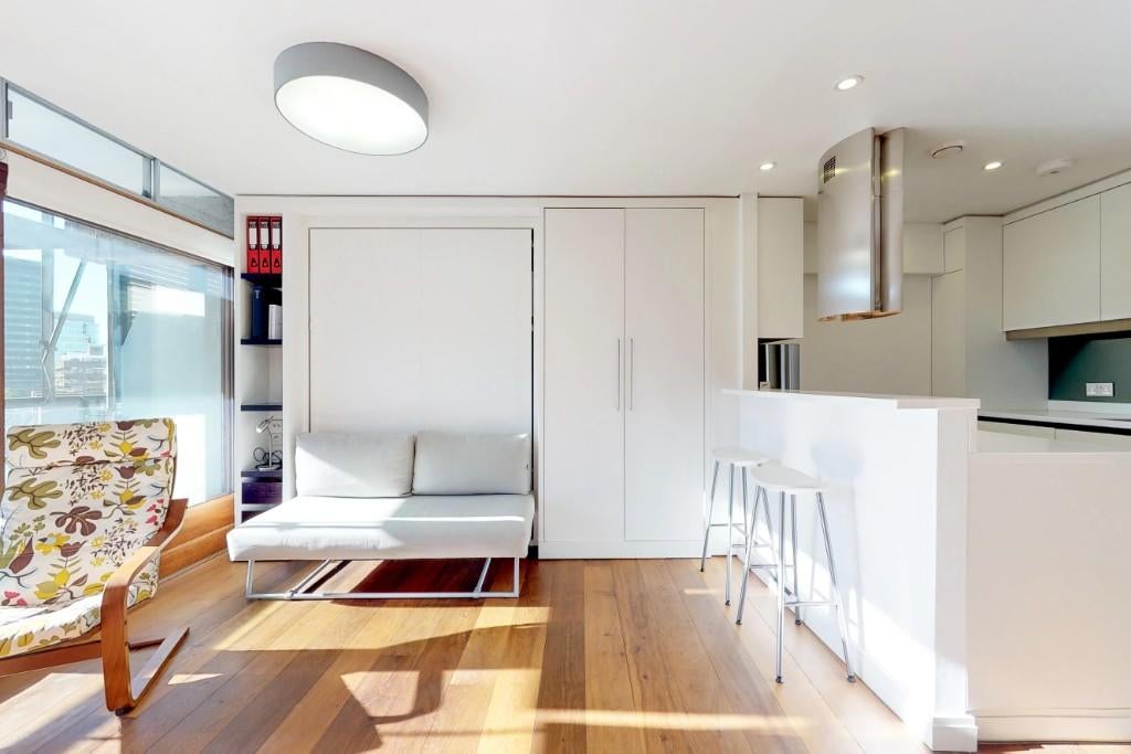 Flat Frobisher Crescent in City of London
