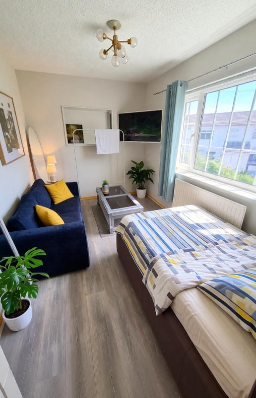 Room Greenacres in South Cornelly