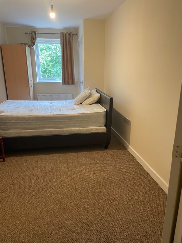 Room Pavilion Close in Leicester