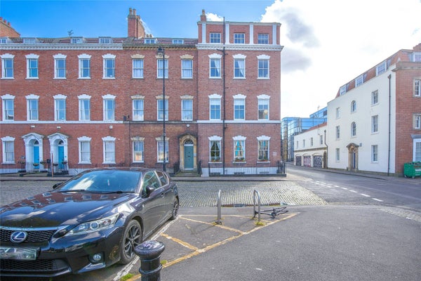 Flat Brunswick Square in Bristol