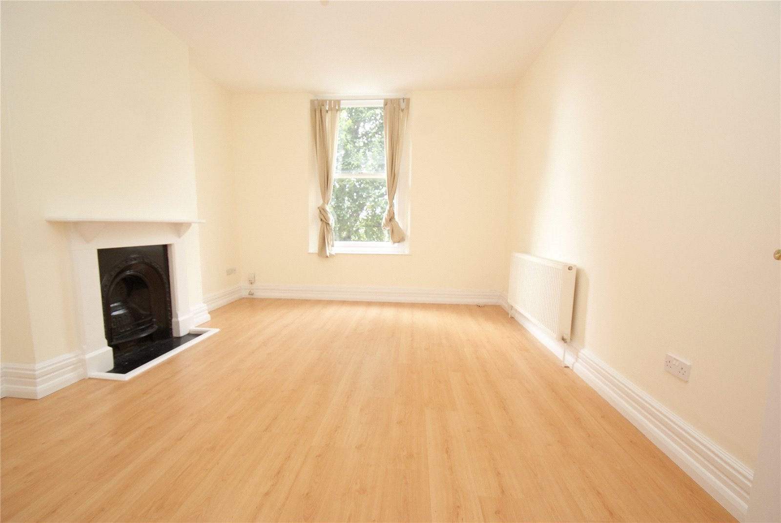 Flat Cotham Lawn Road in Bristol