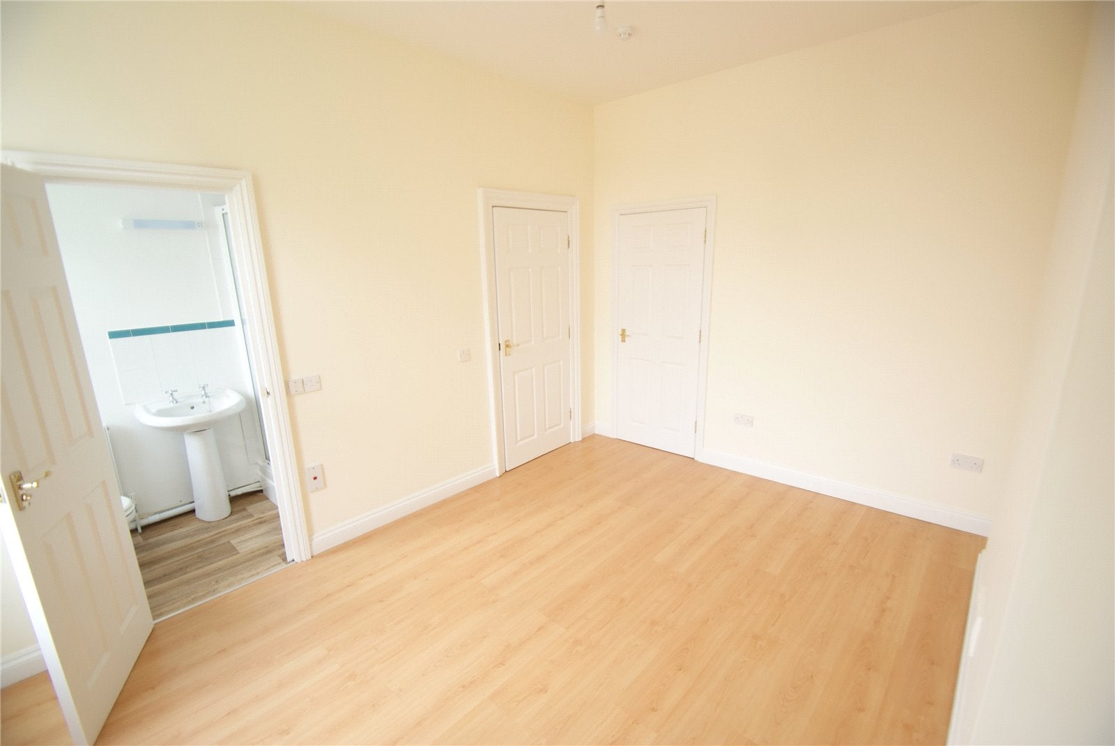 Flat Cotham Lawn Road in Bristol