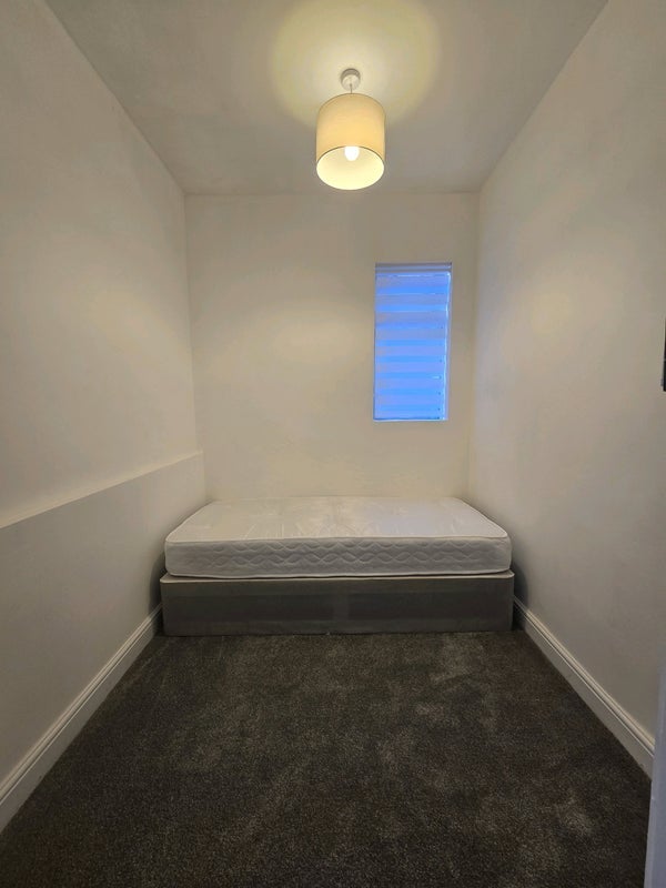 Room Leigh Road in Greater London
