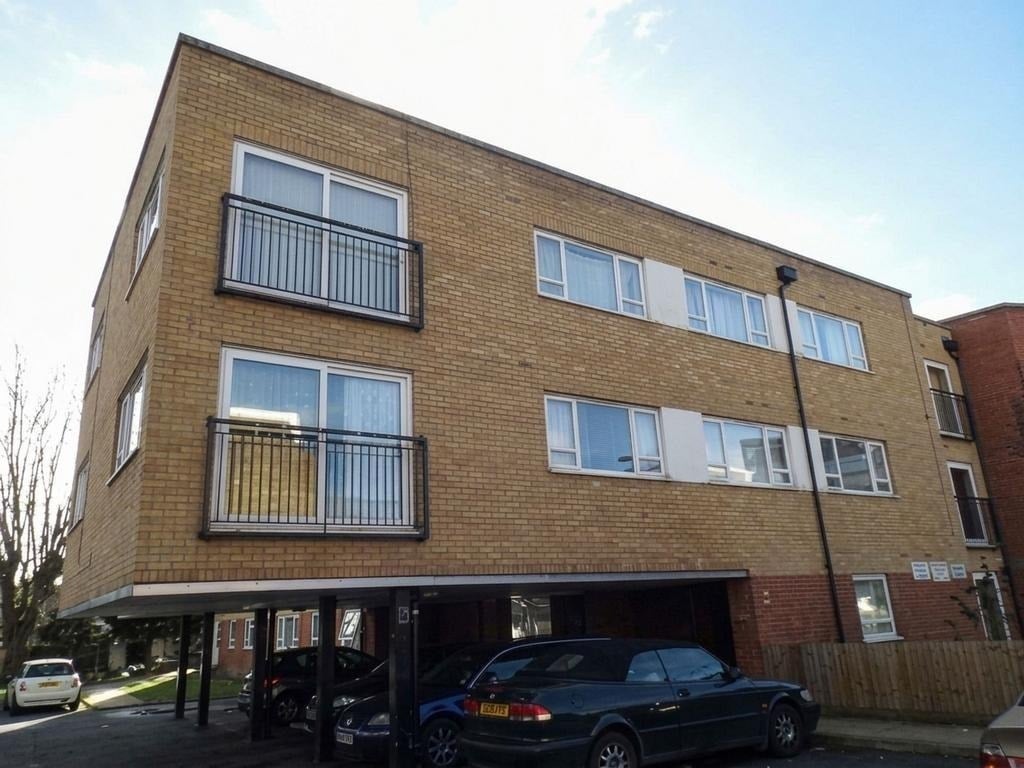 Flat Vicarage Lane in Greater London
