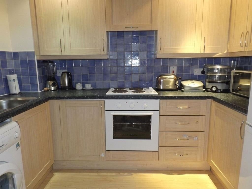 Flat Vicarage Lane in Greater London