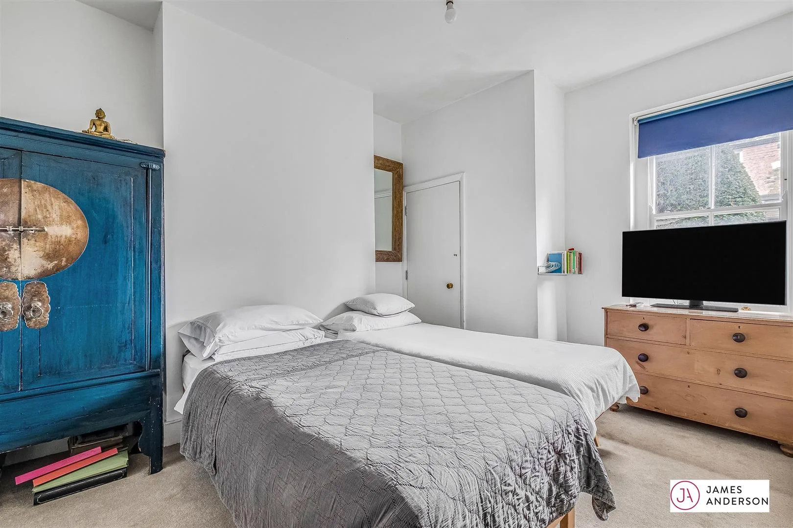 Room Mortlake High Street in Greater London
