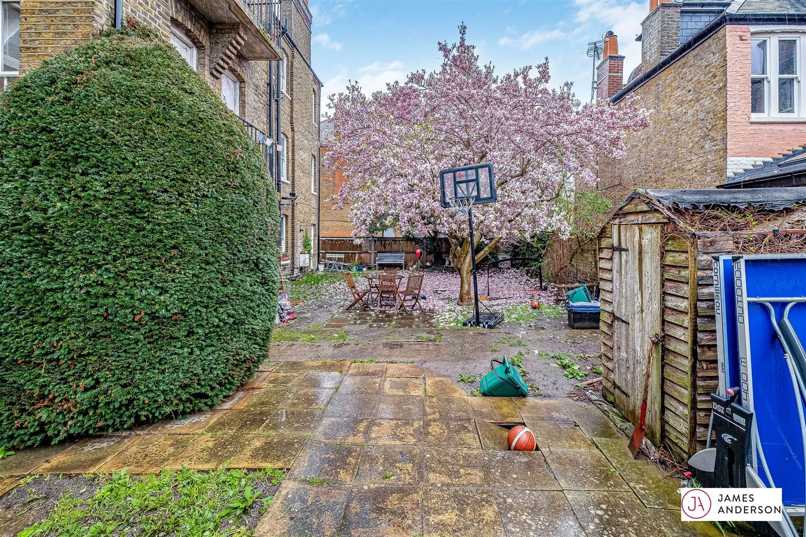 Room Mortlake High Street in Greater London