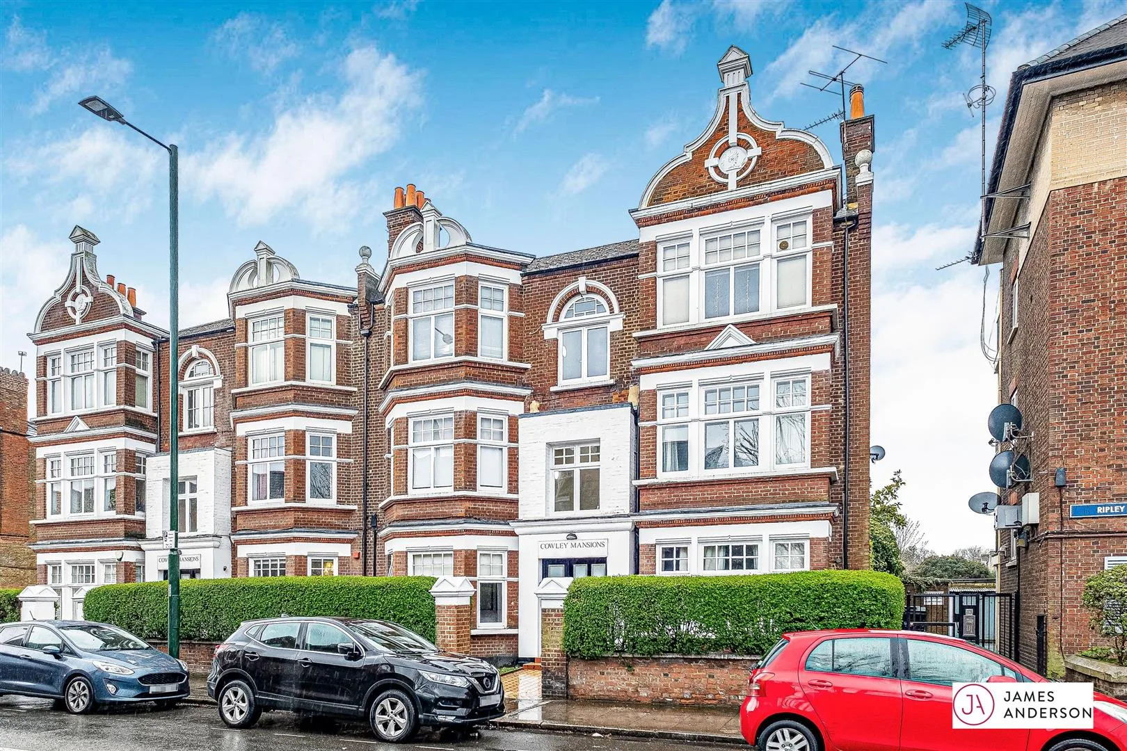 Room Mortlake High Street in Greater London