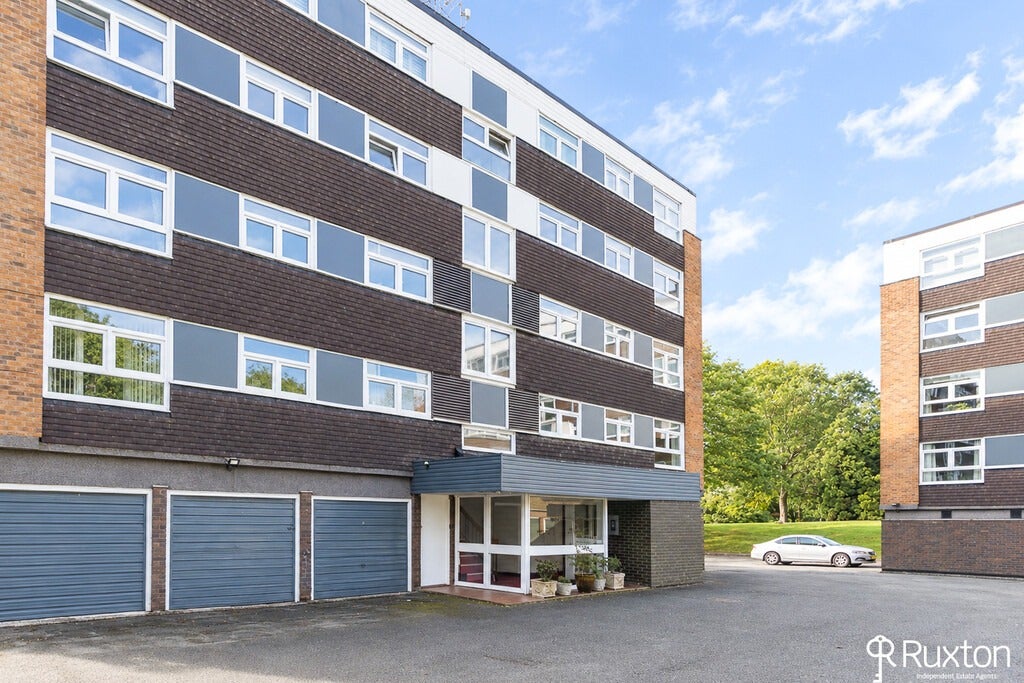 Flat Riverside Drive in Metropolitan Borough of Solihull