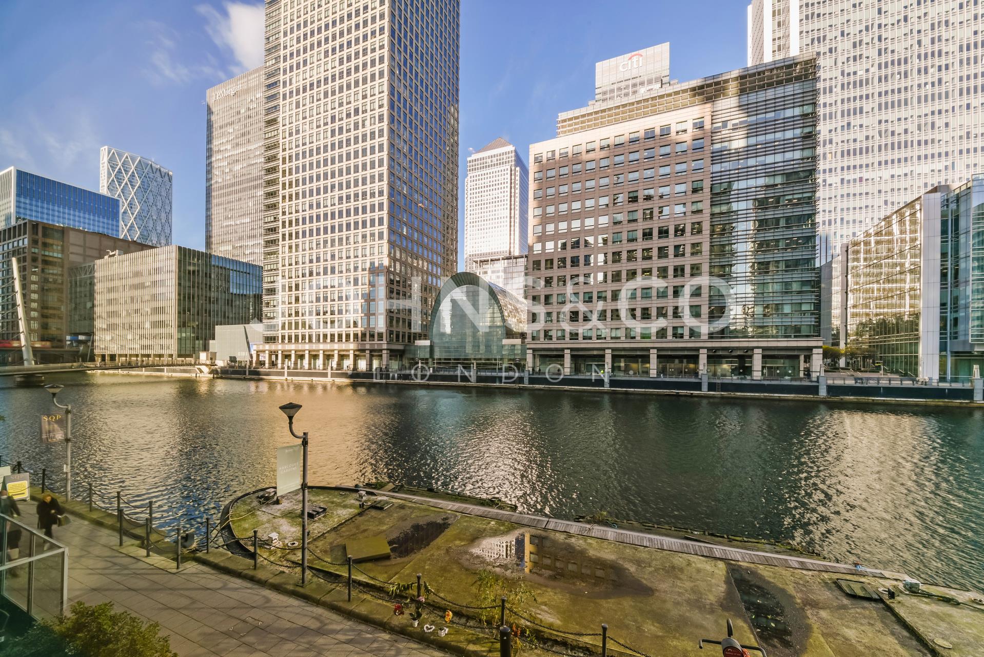 Flat South Quay Square in Greater London