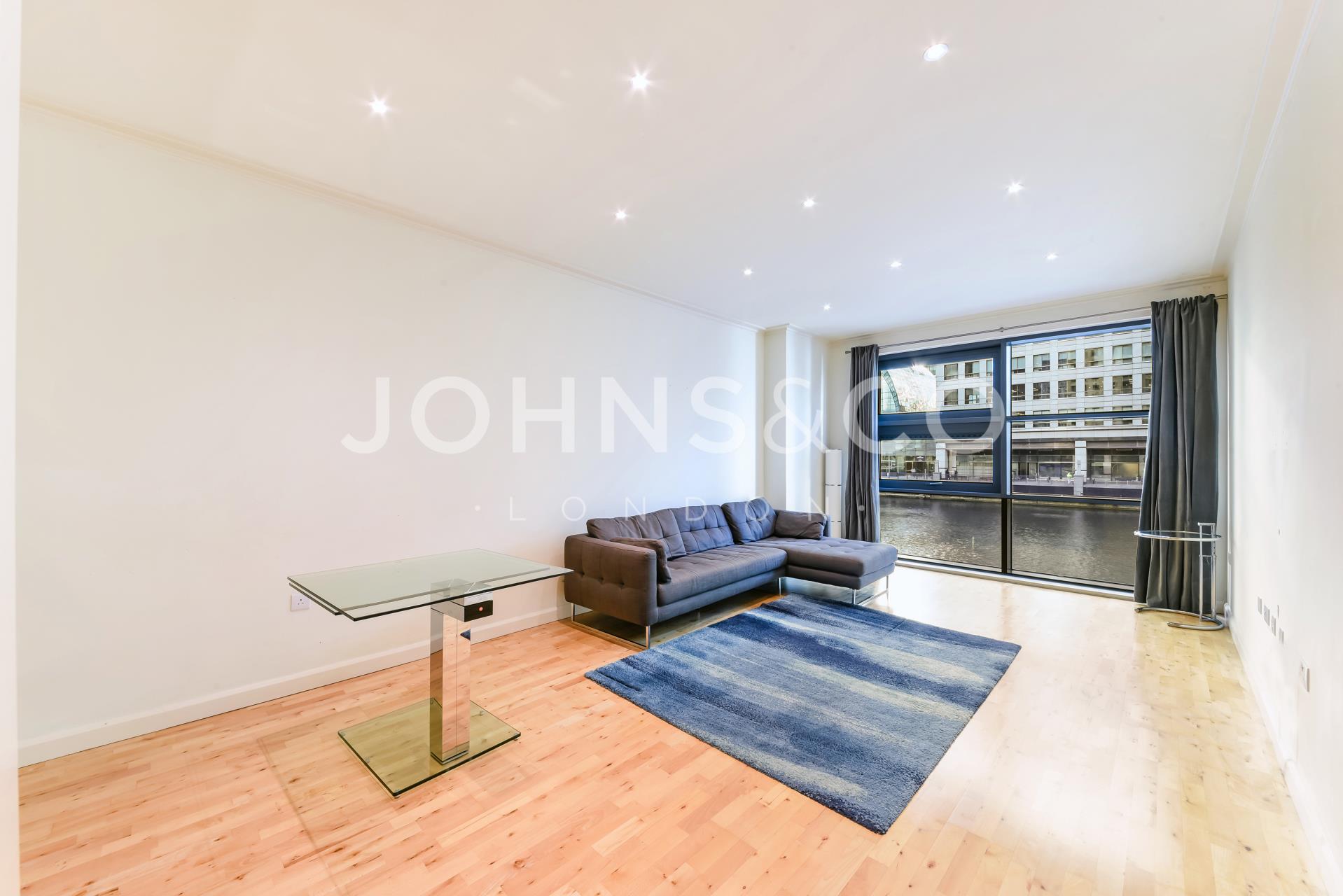 Flat South Quay Square in Greater London
