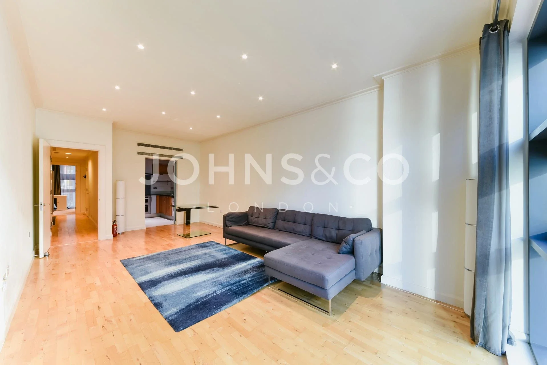 Flat South Quay Square in Greater London