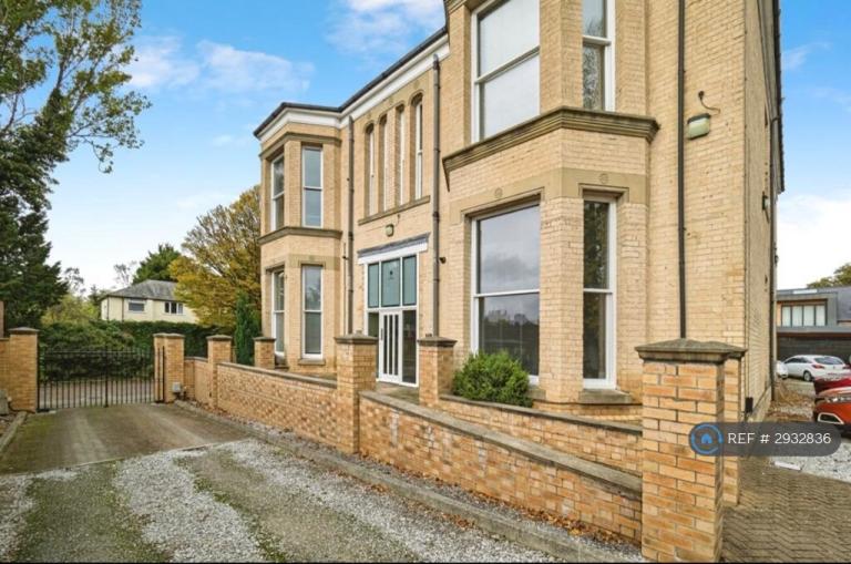 Flat The Lawns in Sutton