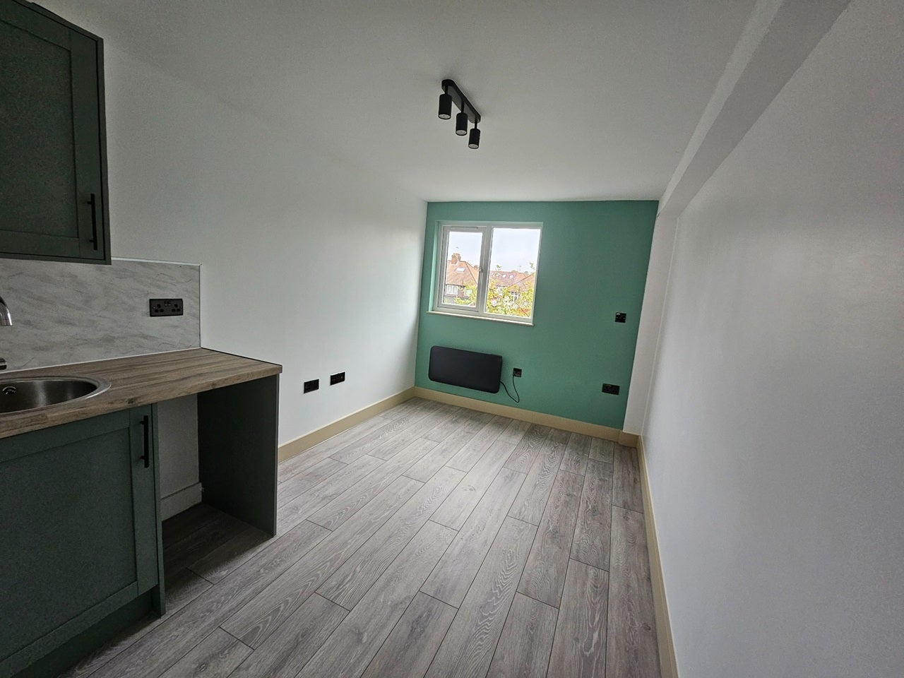 Flat Longfellow Road in Greater London