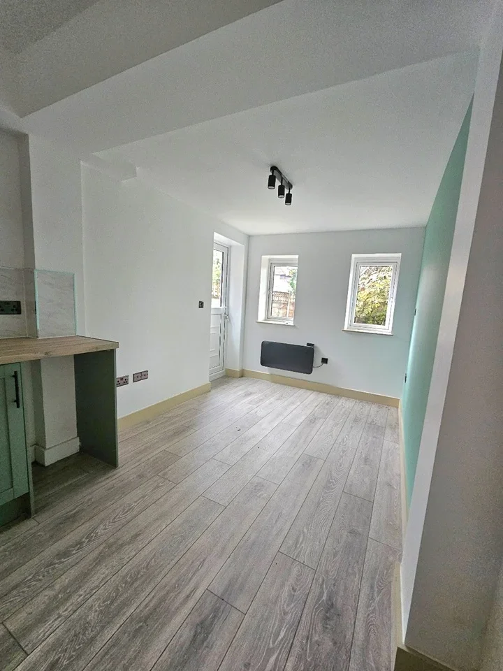 Flat Longfellow Road in Greater London