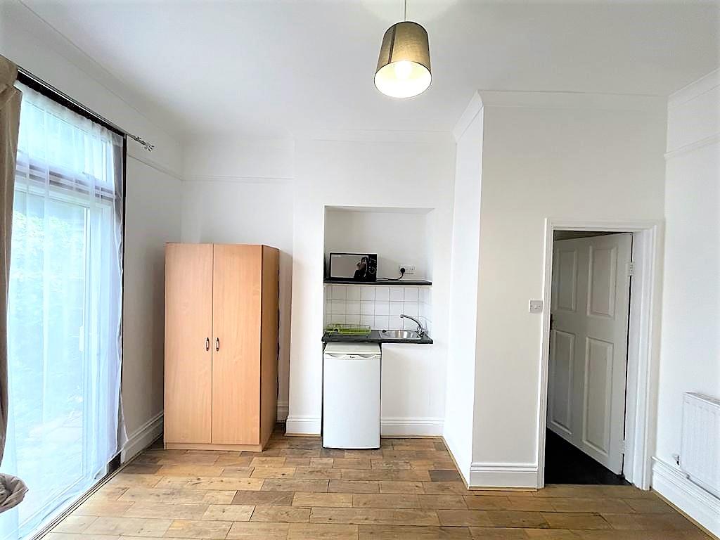 Room Kidderminster Road in Greater London