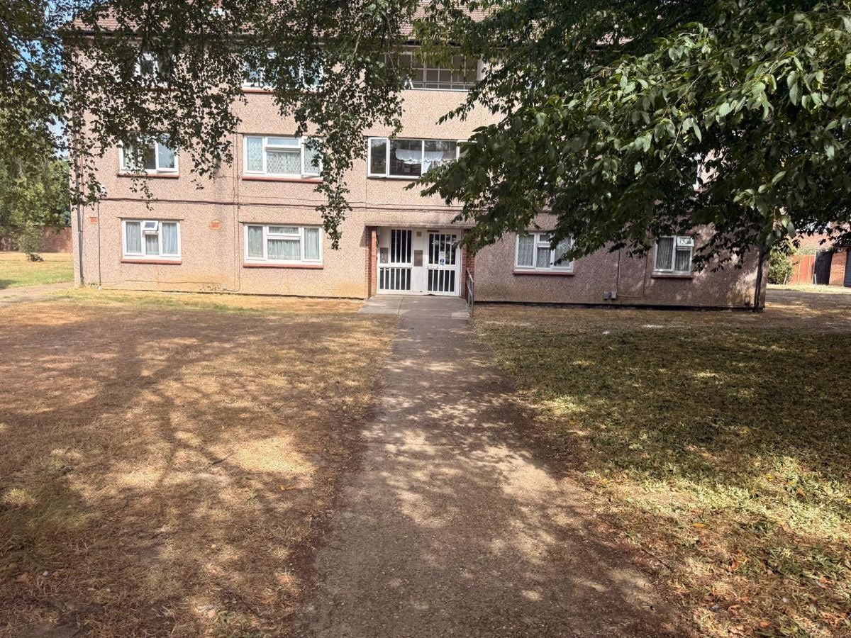 Flat Drakes Drive in St Albans
