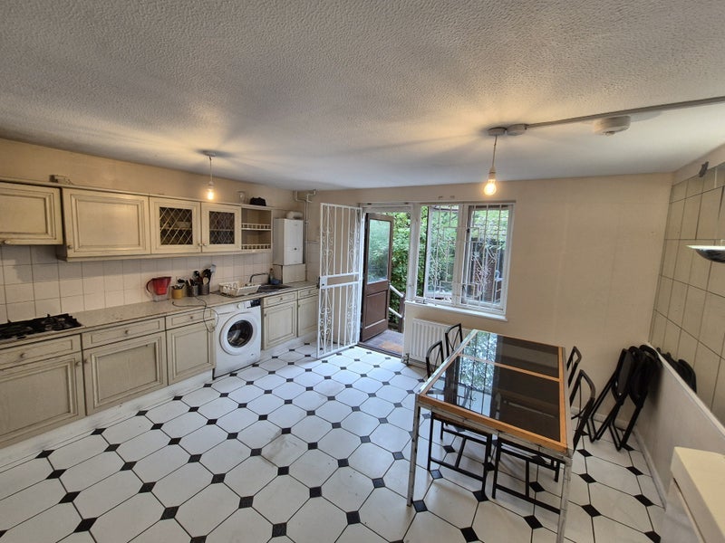Room Rotterdam Drive in Greater London