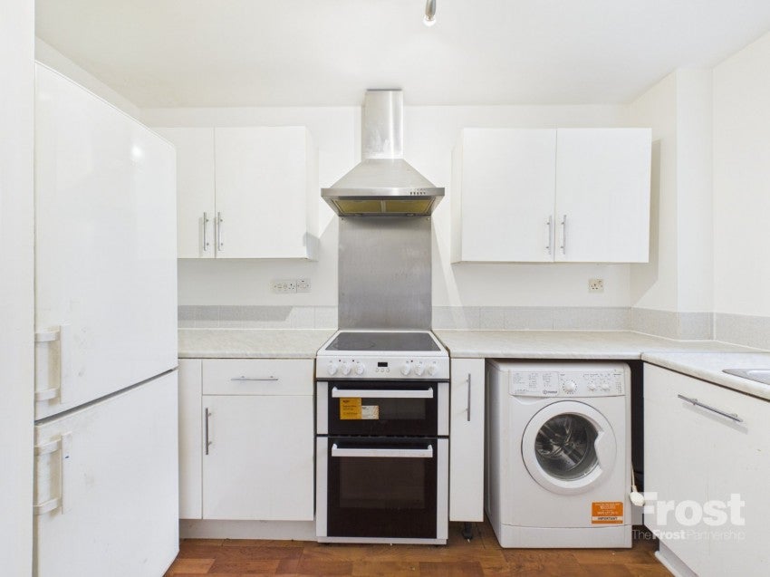 Flat Walpole Road in Slough