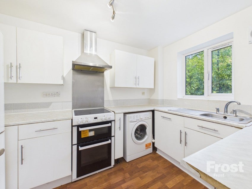 Flat Walpole Road in Slough